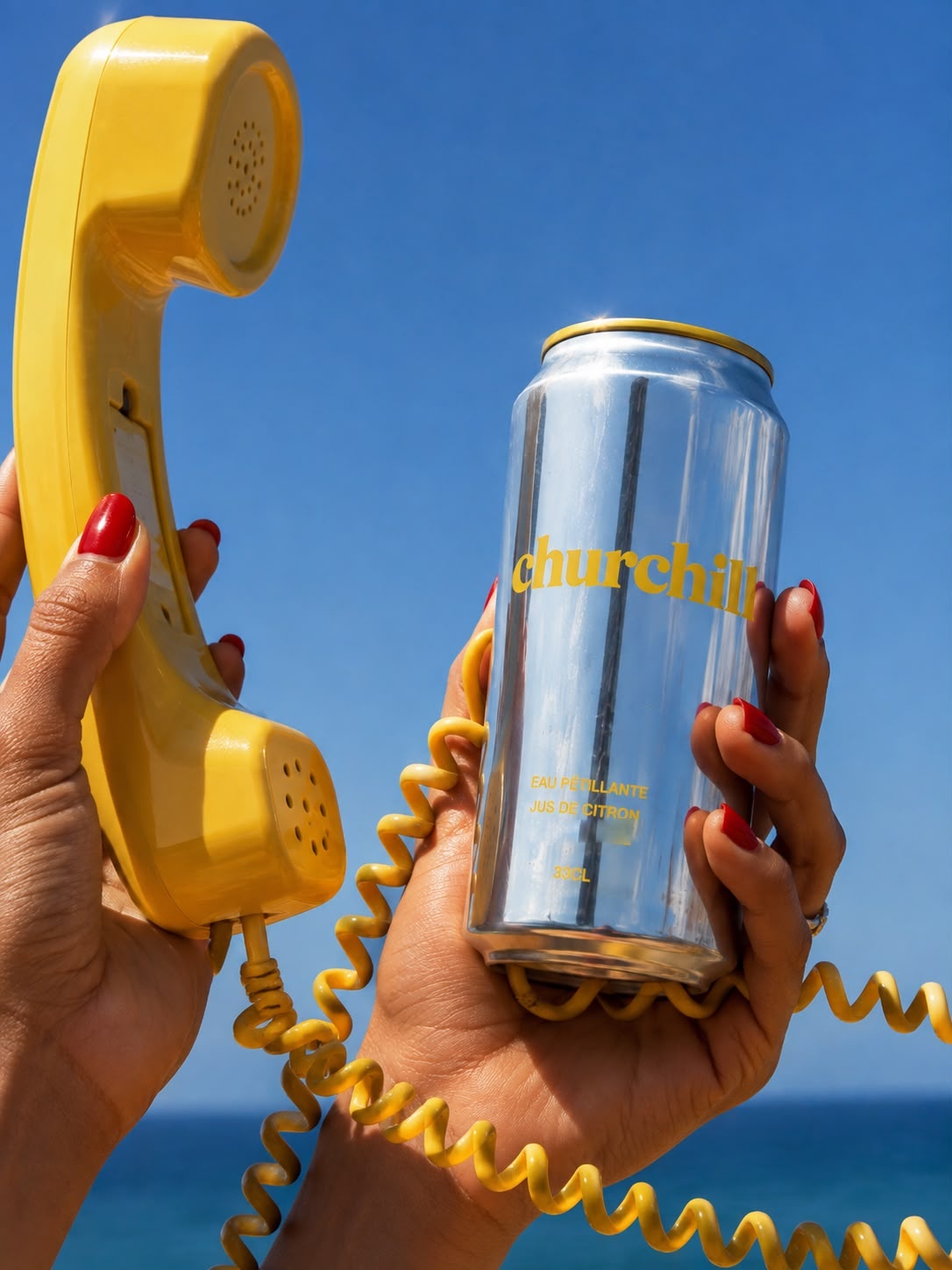 Canette churchill et combiné téléphonique jaune